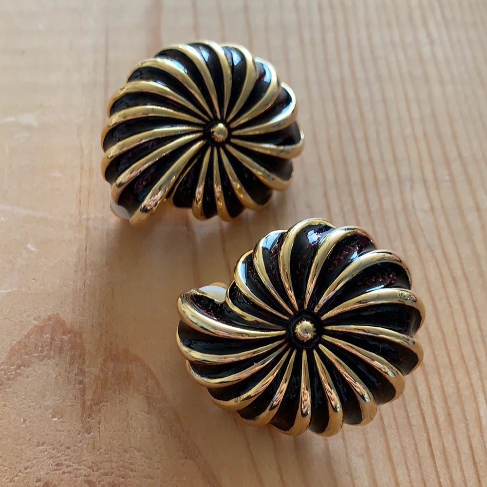 VTG - Conch Art Deco clip on earring